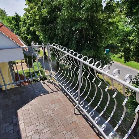 Two-bedroom Near 3 Apartment *