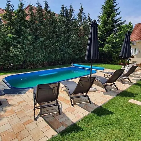 Two-bedroom Near 3 Apartment *