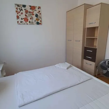 Two-bedroom Near 3 Apartment *