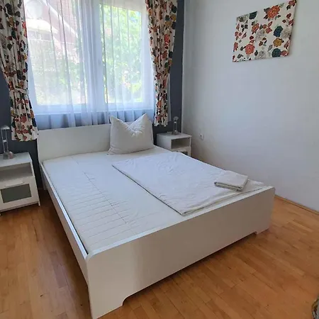 Two-bedroom Near 3 Apartment *